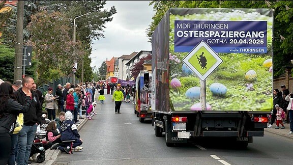 Festumzug Gothardusfest 2024: Ein Lkw mit dem Schriftzug "MDR Thüringen Osterspaziergang" auf dem Festumzug