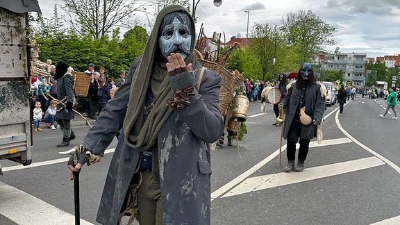 Festumzug Gothardusfest 2024: Ein schwarzgekleideter Mann mit Maske auf dem Festumzug