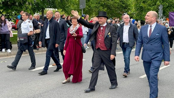 Festumzug Gothardusfest 2024: Der Gothaer Bürgermeister Knut Kreuch mit Zylinder beim Festumzug