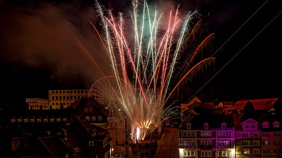 Ein buntes Feuerwerk leuchtet bei Nacht über der Gothaer Innenstadt. 