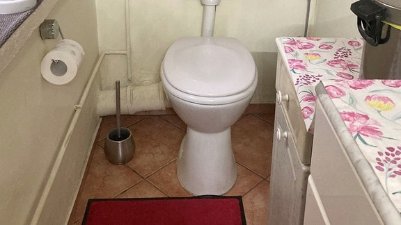 Eine Toilette in einem kleinen Raum.
