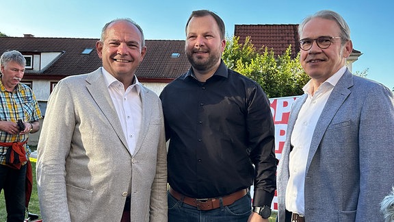 SPD-OB-Kandidat Knut Kreuch (links), SPD-Landratskandidat Onno Eckert (Mitte) und Thüringens Innenminister Georg Meier (rechts) stehen nebeneinander auf der Wahlparty der SPD.