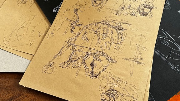 Skizzen eines Stiers auf einem Tisch