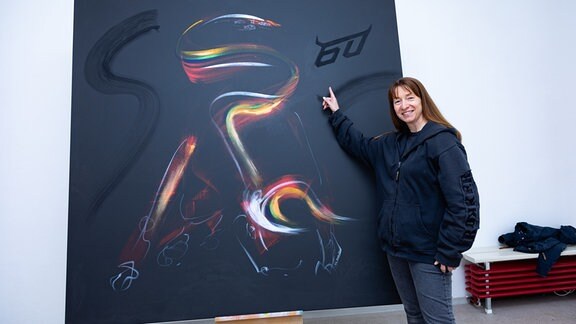 Künstlerin präsentiert Stier-Gemälde zum 60. Geburtstag von Lamborghini