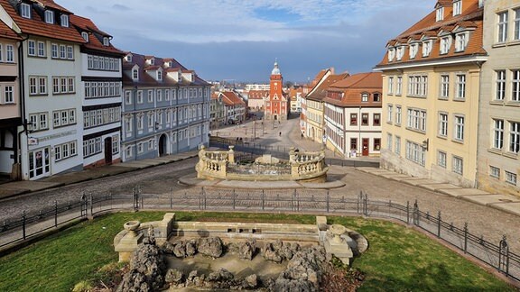 Blick über den Hauptmarkt in Gotha, vorn die Wasserkunst, im Hintergrund das Alte Rathaus