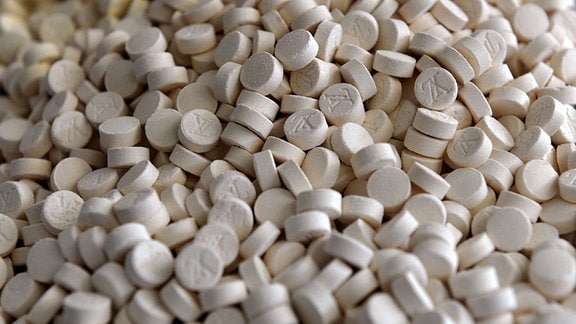 Beschagnahmte Mephedron-Tabletten liegen 2012 auf einer Pressekonferenz des Zollfahndungsamtes München in einer Vitrine. 