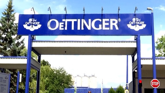 Der Eingang der Oettinger Brauerei in Gotha.