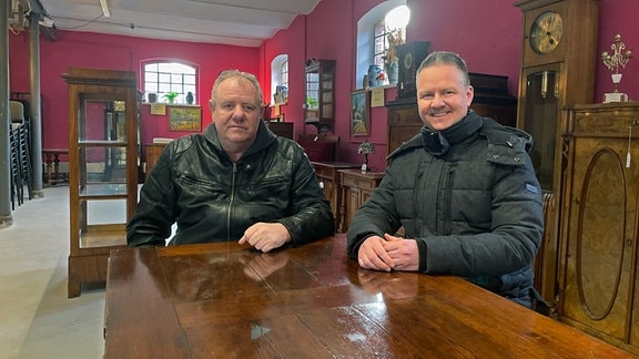 Matthias Horn (li.) und André Steinbrück im Pfandleihhaus Gotha