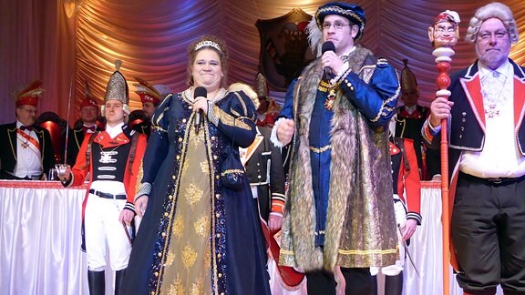 Ein Mann, Pfarrer Georg Heidbrink, und eine Frau, Jeanette Heidbrink, stehen nebeneinander und sind in Finsterbergen das Prinzenpaar.