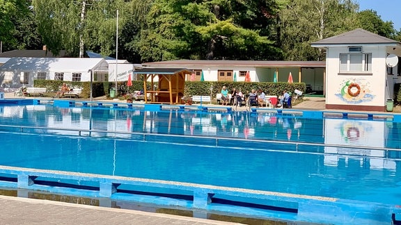 Das blaue Schwimmbecken, im Hintergrund die Gruppe der regelmäßigen Schwimmer