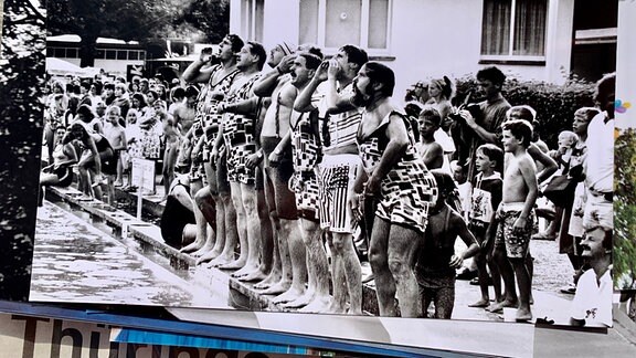 Schwarzweiß-Aufnahme von einem Schwimmfest im Schwimmbad Friedrichroda