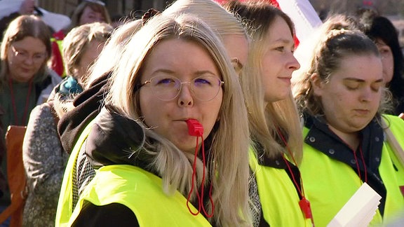 Über 300 Beschäftigte im Öffentlichen Dienst haben am Mittwoch auf dem Gothaer Hauptmarkt an einem Warnstreik teilgenommen.