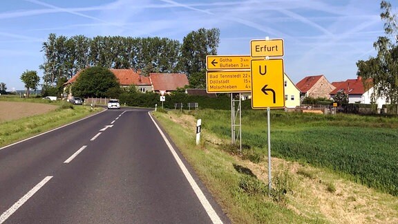 Verkehrschilder an einer Straße, Umleitung nach Erfurt 