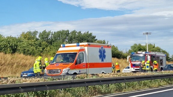 Polizei und Rettungsdienste bei einem Unfall auf der Autobahn.