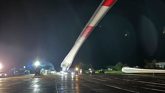 Ein Rotorblatt eines Windrads wird transportiert.