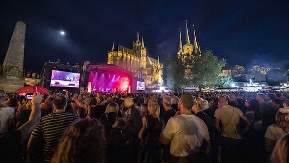Juli live bei der Eröffnungsparty vom 44. Krämerbrückenfest auf der Antenne Thüringen Bühne auf dem Domplatz.