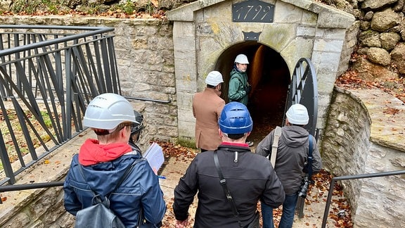 Mehrere Menschen betreten die Altensteiner Höhle an ihrem Zugang.