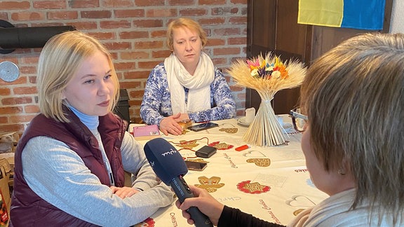 Zwei Frauen aus der Ukraine im Gespräch mit MDR THÜRINGEN-Reporterin Katja Bomeier.