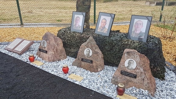 Gedenkstein für drei in Afghanistan gefallene Bundeswehr-Soldaten des Panzergrenadierbataillons 391