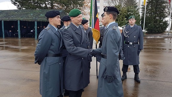 Eine Bundeswehr-Rekrut wird vereidigt