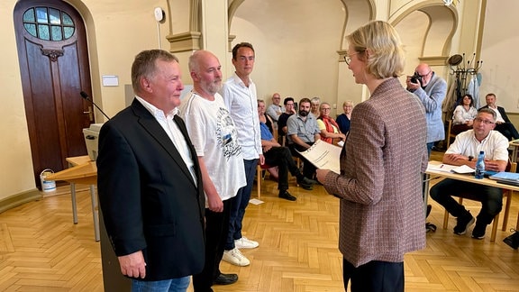 Die Eisenacher Oberbürgermeisterin Katja Wolf mit mehreren AfD-Stadträten. Ihnen verweigerte sie bei der Ernennung de Handschlag.