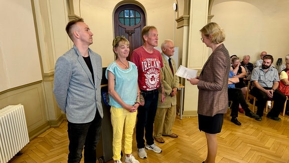 Die Eisenacher Oberbürgermeisterin Katja Wolf mit mehreren AfD-Stadträten, darunter dem Fraktionschef Tim Schnitger. Ihnen verweigerte sie bei der Ernennung de Handschlag. 