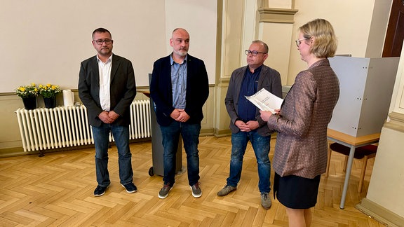 Die Eisenacher Oberbürgermeisterin Katja Wolf verpflichtet die Stadträte von "Die Heimat" (Ex-NPD) und AfD ohne einen Handschlag. 