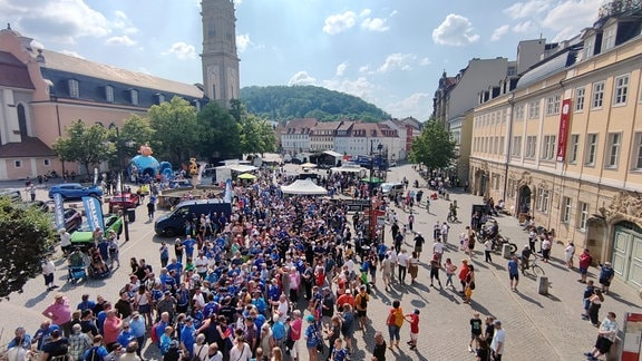 Hunderte Menschen sind zur Aufstiegsfeier des ThsV Eisenach gekommen.