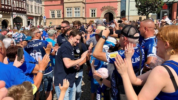 Die Eisenacher Handballer lnehmen ein Bad in der Menge.