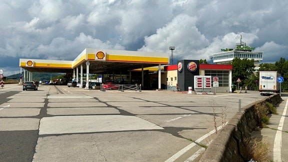 Shell-Tankstelle und Burger King als Teil einer Raststätte