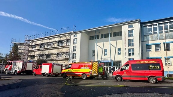 Feuerwehrautos stehen vor einem Gymnasieum in Gerstungen.