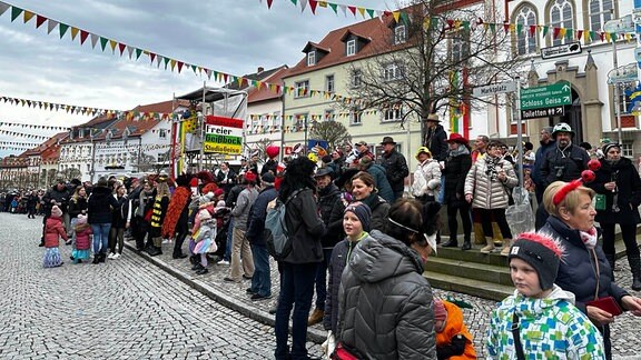 Zuschauer des Faschingumzugs vor Geisaer Rathaus