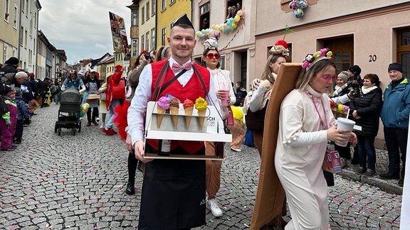 Mann ist als Eisverkäufer verkleidet