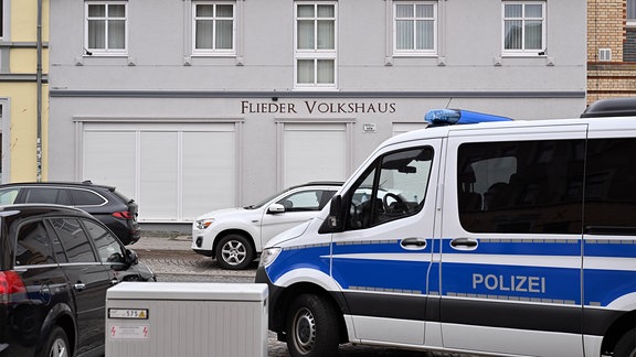 Ein Polizeifahrzeug steht vor dem "Flieder Volkshaus" in Eisenach.