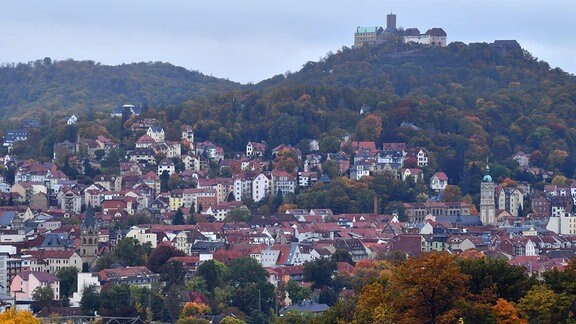 Die Wartburg steht oberhalb der Stadt Eisenach im Wartburgkreis.