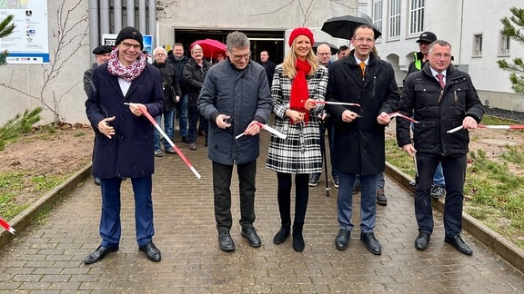 Geisas Bürgermeisterin Manuela Henkel und Vertreter von Land und Landkreis bei der symbolischen Einweihung der erweiterten Heizzentrale am Kulturhaus