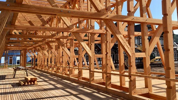 Am Gradierwerk in Bad Salzungen wird die Holzkonstruktion an der 80 Meter langen Westwand aufgebaut