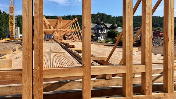 Am Gradierwerk in Bad Salzungen wird die Holzkonstruktion an der 80 Meter langen Westwand aufgebaut