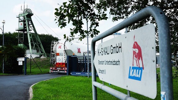 Eine Einfahrt zur K+S Kali GmbH am Standort Unterbreizbach des Werkes Werra in Unterbreizbach (Wartburgkreis).