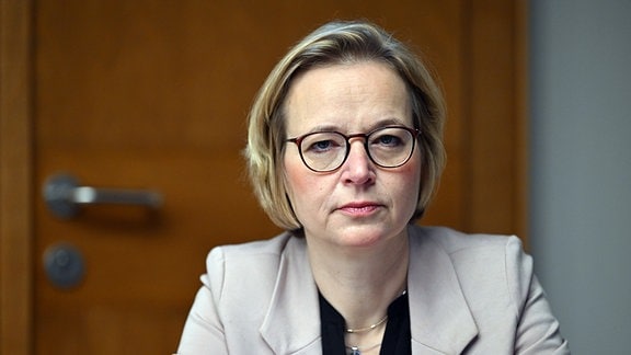 Katja Wolf (Die Linke), Oberbürgermeisterin von Eisenach, während einer Pressekonferenz. 