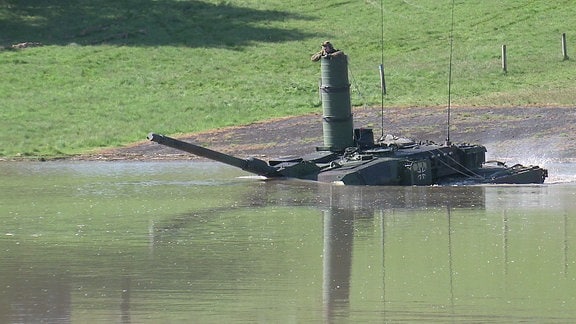 Leopard 2 A7V bei der Unterwasserfahrt