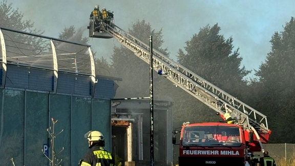 Feuerwehr löscht Brand von Drehleiter aus.