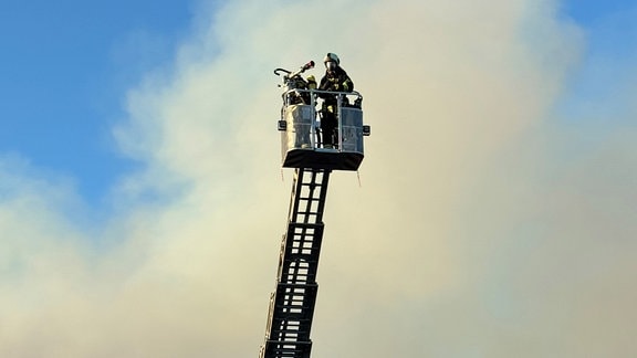 Die ehemalige Großdiscothek MAD in Eisenach brennt: Über die Drehleiter bekämpften Feuerwehrleute die Flammen. 