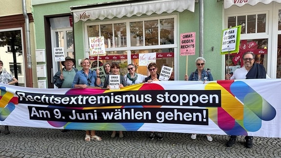 Demonstrantinnen der Bewegung Omas gegen Rechts mit Transparenten