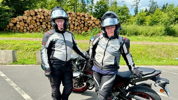 Zwei Motorradfahrer.