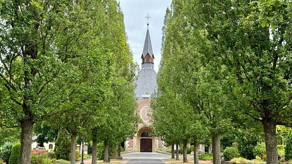 Frontaler Blick von der Allee auf die Kirche auf dem Eisenacher Hauptfriedhof.