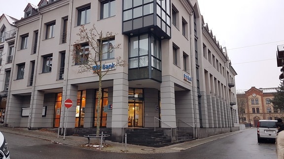Ein Bürogebäude mit einer Bankfiliale