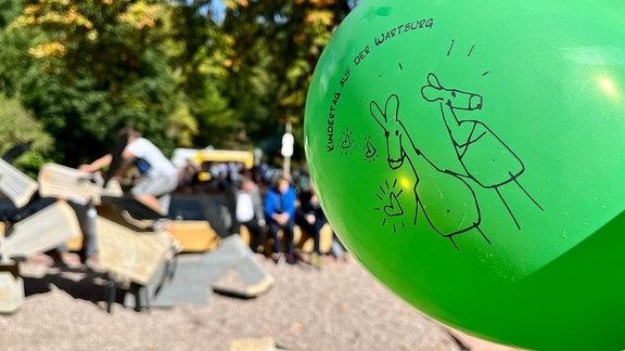 Ein grüner Luftballon begrüßt zum Weltkindertag auf der Wartburg