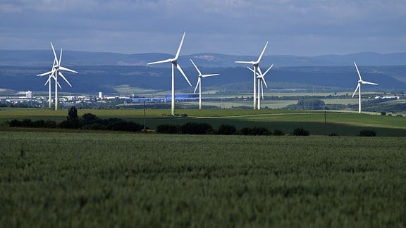 Windräder drehen sich unweit des Thüringer Waldes