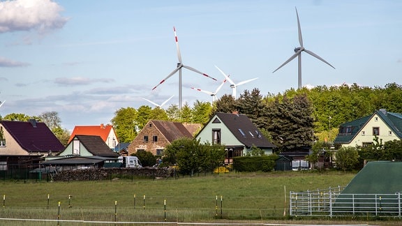 Häuser in Beiersdorf mit Windrädern im Hintergrund